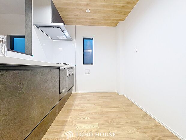 ご家族みんなで調理ができる位のスペースを実現したキッチン空間となっております。