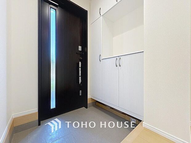 「玄関」人を迎え入れる最初の場所だからこそ、清潔感があり纏まった空間にして頂ける様にゆとりあるシューズボックスを設置しました。おでかけの時も帰宅の時も、すっきりとした玄関は気持ちが良いものです。