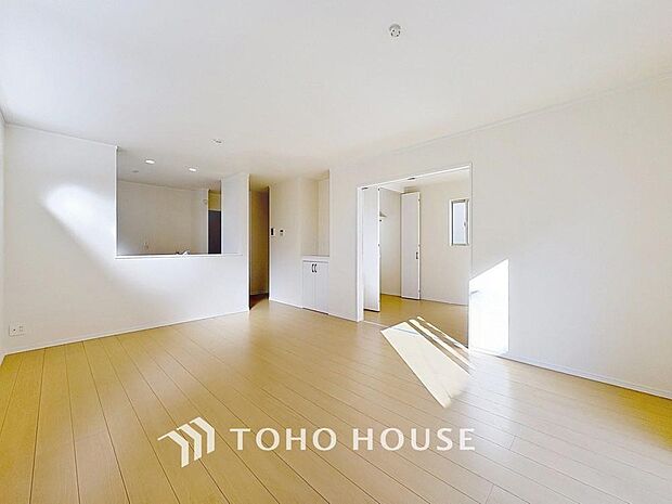 「家事楽プランの間取り。」1階、リビング階に水回りが集結していることで家事導線も確保され、《暮らしやすい》の実現が叶うお家です。