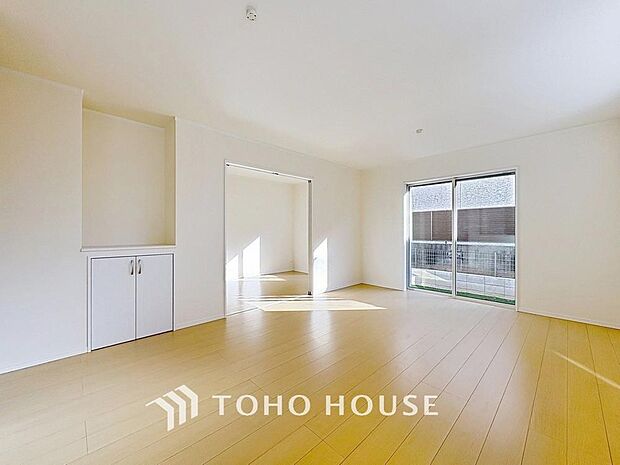 「南向き。陽当り良好。」大きな窓辺からの日差しが暖かい室内は、自然と住まう人の気分も明るくなり、リビングでの素敵なワンシーンが演出されます。