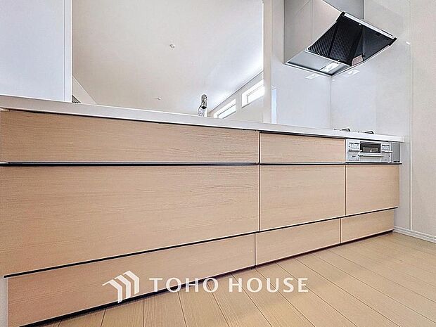 「対面式キッチン仕様」キッチンスペースは、ゆとりの広さを確保。開放的な対面式キッチンなので、ご家族との会話を楽しうことはもちろん、お子様を見守りながら家事時間を進められます。