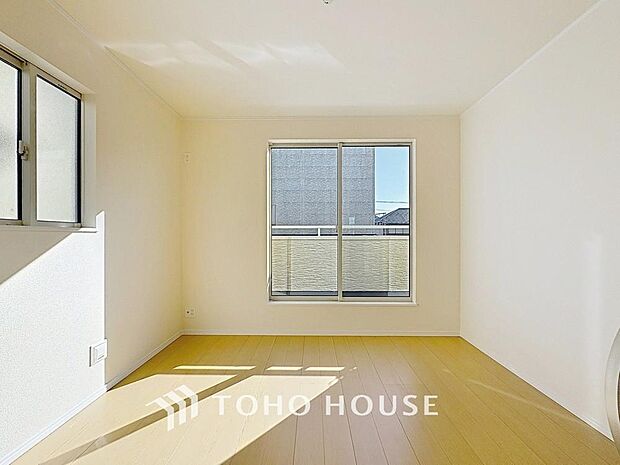 「バルコニーに面した居室」温もりある自然光を感じていただける居室です。