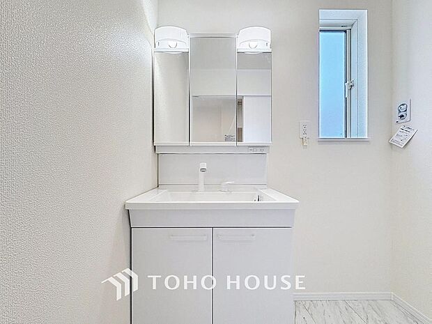 「すっきり片付く収納力。三面鏡洗面台。」身だしなみを整えやすい事はもちろんですが、鏡の後ろに収納スペースを設ける事により、散らかりやすい洗面スペースをすっきりさせる事が出来るのも嬉しいですね。