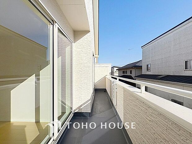 「南向き。バルコニー」頬をなでる優しい風を感じることが出来るバルコニー。つい深呼吸をしたくなる気持ちの良い眺望はこのお部屋の自慢です。