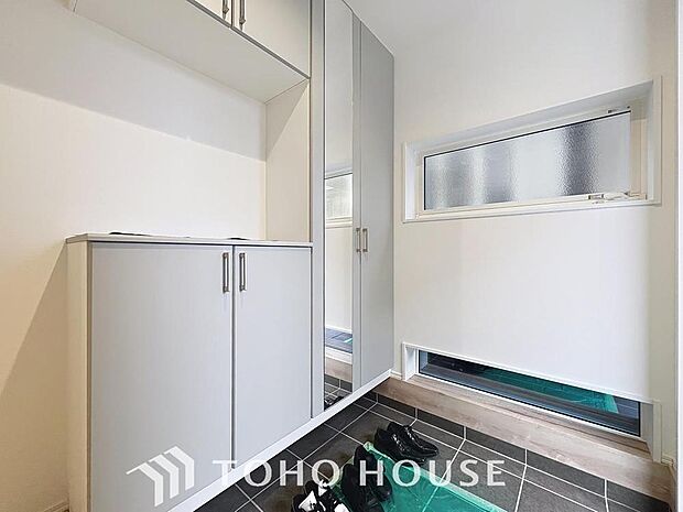 「玄関」清潔印象の玄関です。スペースを無駄なく活用し、使いやすいシューズボックスを設置しております。