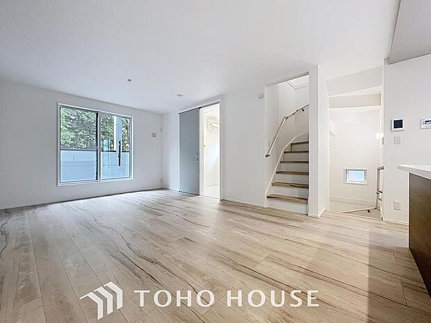 「リビング階段でコミュニケーションがとりやすい空間設計。」LDKは穏やかな陽光に包まれた癒しの空間となっております。木のぬくもり感じるナチュラルな室内で、憩いの時をお過ごし下さい。