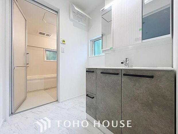 「清潔な印象の洗面室」明るく清潔感のある色調で纏められた洗面室は、機能性に富んだ使い勝手の良い収納を完備した洗面台を設置。洗濯機置場も完備し、大変充実しております。