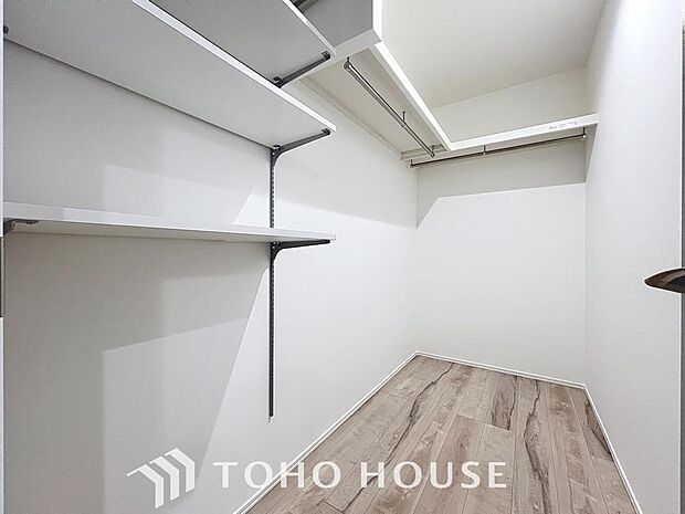 「たっぷり収納。ウォークインクローゼット」たっぷりと荷物が入るよう、ウォークインクローゼットを完備いたしました。画像と現地では大きさ、広さの感覚が違います。是非ご自分の目で確かめてください。