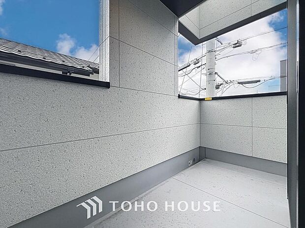 「開放感感じるバルコニー」頬をなでる優しい風を感じることが出来るバルコニー。つい深呼吸をしたくなる気持ちの良い眺望はこのお部屋の自慢です。