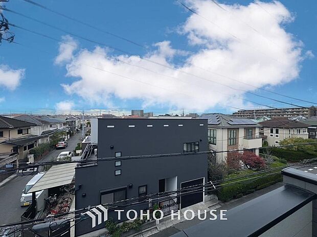 「穏やかな街並みの眺望」穏やかな街並みを一望しながら、爽やかな風と柔らかく降り注ぐ陽光を感じて頂けます。心地良い開放感が暮らしにゆとりと充足感をもたらします。