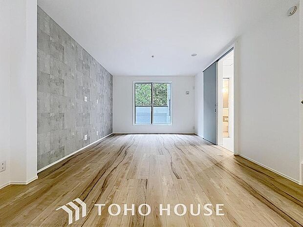 「リビングダイニング」家族の暮らしに思いを馳せて、日常のワンシーンを表現した空間。シンプルな機能美とスマートな空間美。家族みんなが自然体で過ごせる心地良さ生み出しています。