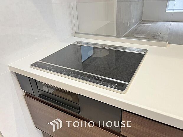 火を使わないので、吹きこぼれによる立ち消えの心配もなく上昇気流も少ないので油の飛び散りが抑える事が出来ます。またフラットなトッププレートの為、汚れもサッとふくだけで簡単にお手入れをすることができます。