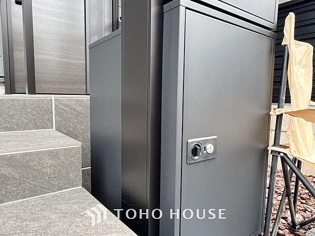 宅配ＢＯＸ標準装備。夫婦共働きで家にいる時間が短い、ネット注文が多く受け取りの時間を気にしたくない・・・何かと便利にお使いいただけます。