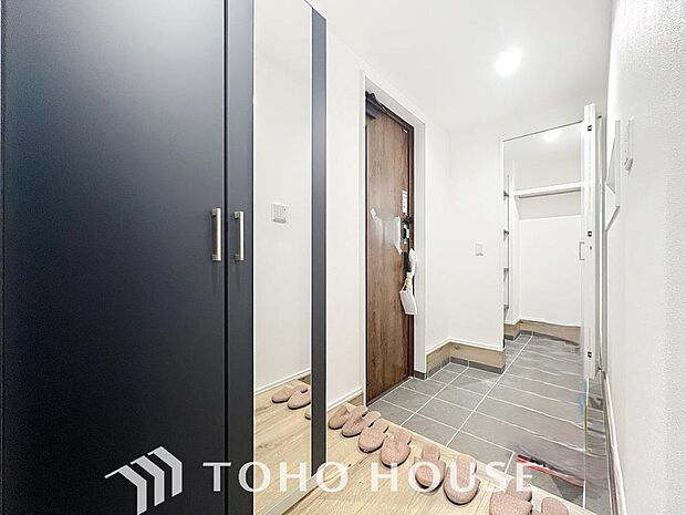 「玄関」清潔印象の玄関です。スペースを無駄なく活用し、使いやすいシューズボックスを設置しております。