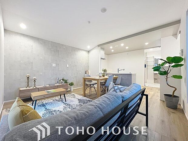 「アクセントクロスが映えるリビング。家族団欒の寛ぎ空間」ＬＤＫでは家族が集まり一緒の時間を過ごせる工夫がされております。何気ない一日の当たり前のひとコマがいつか一生の宝物になります。