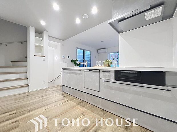 「カウンターキッチン。」効率よくお料理ができるコンロ・収納を完備したシステムキッチン。確かな機能性を実感頂けます。