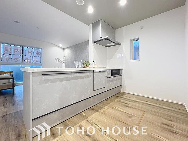 「キッチン」大型の冷蔵庫やレンジボードもしっかり置ける広々としたキッチンスペースが大事。ゆとりある空間で作業ができるとお料理の腕も日に日に上がりそうな気がしてきます。