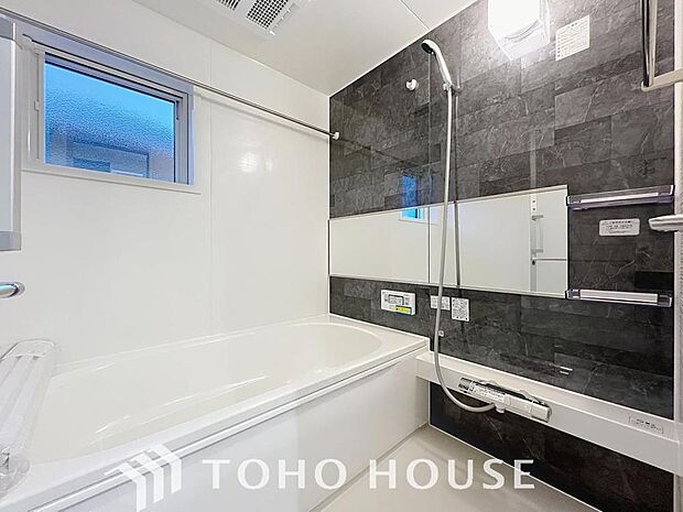 「一日の疲れをリフレッシュ。快適バスルーム。」癒しの空間バスルームです。天気に左右されずに洗濯物を乾かせる、浴室乾燥機・オートバス機能付きです。