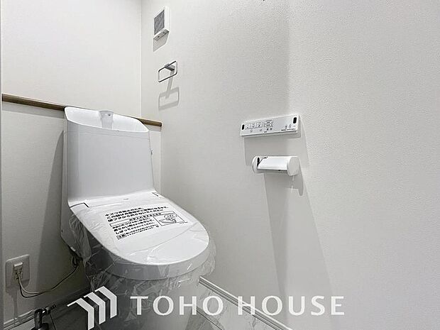 「温水洗浄便座付きトイレ」トイレは快適な温水洗浄便座付です。清潔感のあるホワイトで統一しました。いつも清潔な空間であって頂けるよう配慮された造りです。