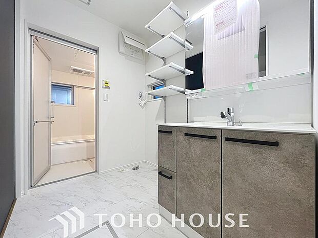 「すっきり片付く収納力。三面鏡洗面台。」身だしなみを整えやすい事はもちろんですが、鏡の後ろに収納スペースを設ける事により、散らかりやすい洗面スペースをすっきりさせる事が出来るのも嬉しいですね。