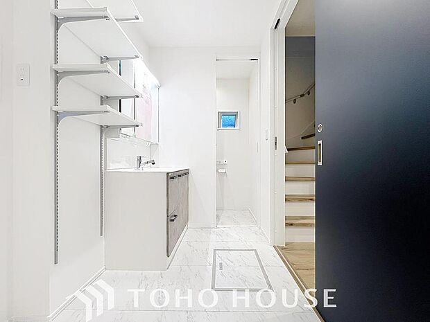 「清潔な印象の洗面室」明るく清潔感のある色調で纏められた洗面室は、機能性に富んだ三面鏡と使い勝手の良い収納を完備した洗面台を設置。洗濯機置場も完備し、大変充実しております。