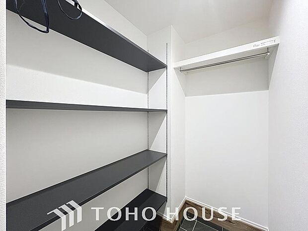 「SIC付き。」充実の玄関収納スペース。ゴルフバックやお子様のスポーツ用品などがそのまましまえます。かさばりがちなベビーカーの収納もできますので、小さなお子様のいる家庭も安心です。