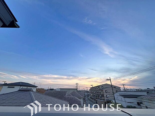 「穏やかな街並みの眺望」穏やかな街並みを一望しながら、爽やかな風と柔らかく降り注ぐ陽光を感じて頂けます。心地良い開放感が暮らしにゆとりと充足感をもたらします。