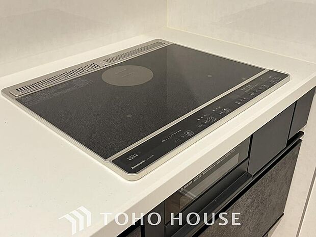 火を使わないので、吹きこぼれによる立ち消えの心配もなく上昇気流も少ないので油の飛び散りが抑える事が出来ます。またフラットなトッププレートの為、汚れもサッとふくだけで簡単にお手入れをすることができます。