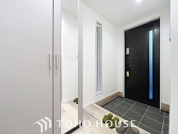 「玄関」清潔印象の玄関です。スペースを無駄なく活用し、使いやすいシューズボックスを設置しております。