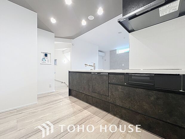 「キッチン」大型の冷蔵庫やレンジボードもしっかり置ける広々としたキッチンスペースが大事。ゆとりある空間で作業ができるとお料理の腕も日に日に上がりそうな気がしてきます。