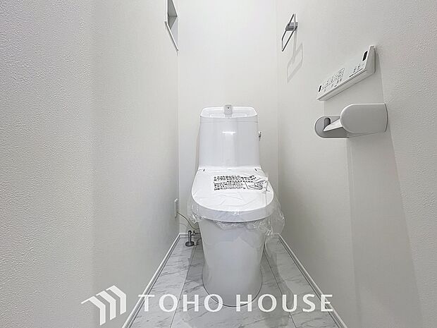 「温水洗浄便座付きトイレ」トイレは快適な温水洗浄便座付です。清潔感のあるホワイトで統一しました。いつも清潔な空間であって頂けるよう配慮された造りです。