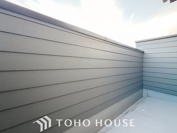 「バルコニー」都市型生活をより快適にコーディネートするかのように、周りの情景とマッチしたバルコニー。住まうご家族の心地よさを最優先したバルコニーでは様々な時間を楽しめます。