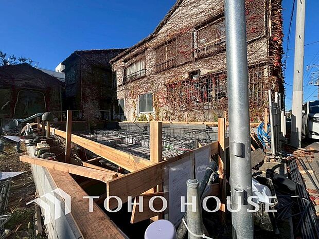 「ルーフバルコニー付き2SLDK新築戸建て」住まい探しは街探し。みんなが街探しのポイントにしているのは何。　第1位は過半数が支持した納得の 「交通の利便性」。続いて3割以上の人が「住環境」と「公園、緑地