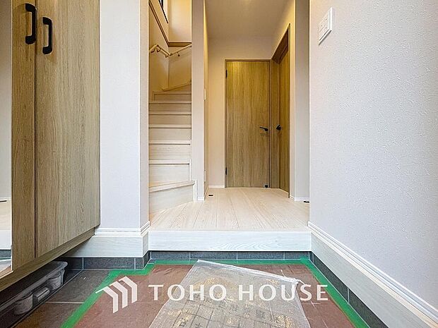 「玄関」人を迎え入れる最初の場所だからこそ、清潔感があり纏まった空間にして頂ける様にゆとりあるシューズボックスを設置しました。おでかけの時も帰宅の時も、すっきりとした玄関は気持ちが良いものです。