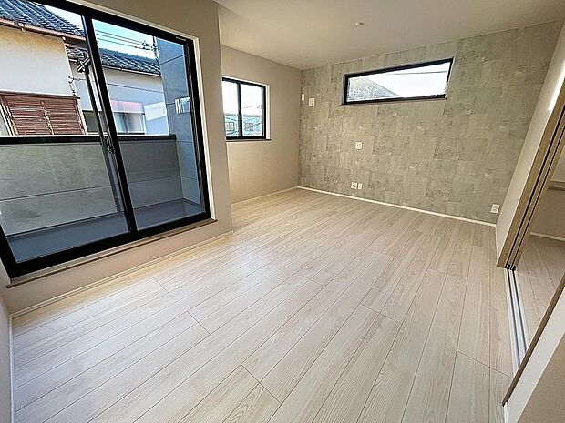 「家族団欒の寛ぎ空間」大きな窓辺からの日差しが暖かい室内は、自然と住まう人の気分も明るくなり、リビングでの素敵なワンシーンが演出されます。