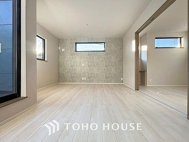 「2階リビングダイニング」2階LDKのメリットは、団欒空間のプライバシーが守られることです。コミュニケーションに欠かせないリビング階段も、室内の雰囲気をおしゃれに演出します。