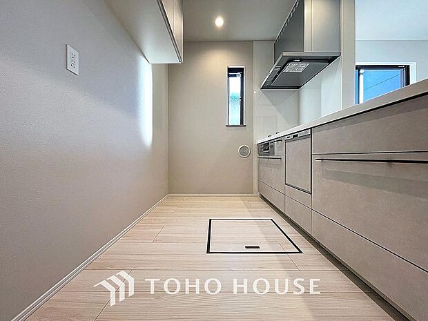 「家事時短の叶うキッチン◎」効率よくお料理ができる3口コンロ・食洗機・出し入れしやすいスライド収納を完備したシステムキッチン。確かな機能性を実感頂けます。