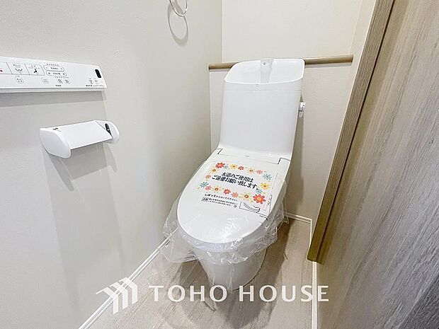 「温水洗浄便座付きトイレ」トイレは快適な温水洗浄便座付です。清潔感のあるホワイトで統一しました。いつも清潔な空間であって頂けるよう配慮された造りです。