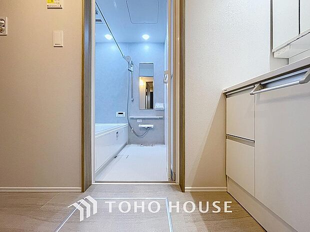 「清潔な印象の洗面室」明るく清潔感のある色調で纏められた洗面室は、機能性に富んだ三面鏡と使い勝手の良い収納を完備した洗面台を設置。洗濯機置場も完備し、大変充実しております。