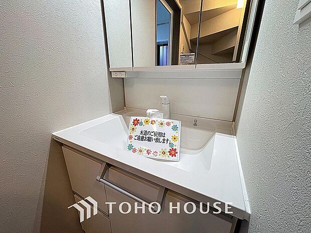 「洗面台」大きな鏡で朝の準備もばっちり。収納も多く、洗剤など日用品の保管にも便利です。