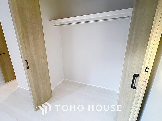 「収納豊富。」収納の多さも魅力です。使い勝手の良い収納を豊富に設置しております。居住スペースを充分に確保することができる為、ゆとりある室内で、ゆっくりとご寛ぎいただけます。