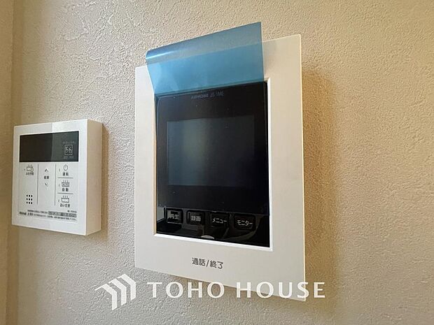 「見える安心」をカタチにしました。誰が来てもわかる様にモニター付きインターホンを設置。家事導線を考慮した個所に設置し、防犯性と利便性に優れ快適と安らぎを合わせた優しい設計。