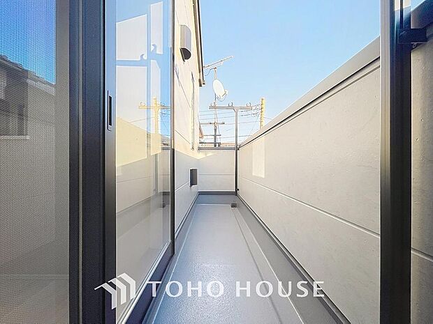 「南っ向き。バルコニー」頬をなでる優しい風を感じることが出来るバルコニー。つい深呼吸をしたくなる気持ちの良い眺望はこのお部屋の自慢です。