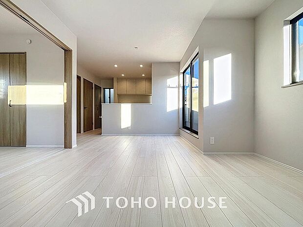 「居心地の良いリビング。」大きな窓辺からの日差しが暖かい室内は、自然と住まう人の気分も明るくなり、リビングでの素敵なワンシーンが演出されます。