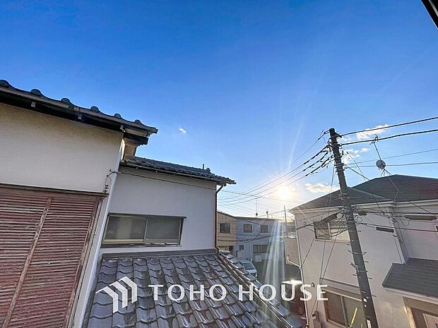 「穏やかな街並みの眺望」穏やかな街並みを一望しながら、爽やかな風と柔らかく降り注ぐ陽光を感じて頂けます。心地良い開放感が暮らしにゆとりと充足感をもたらします。