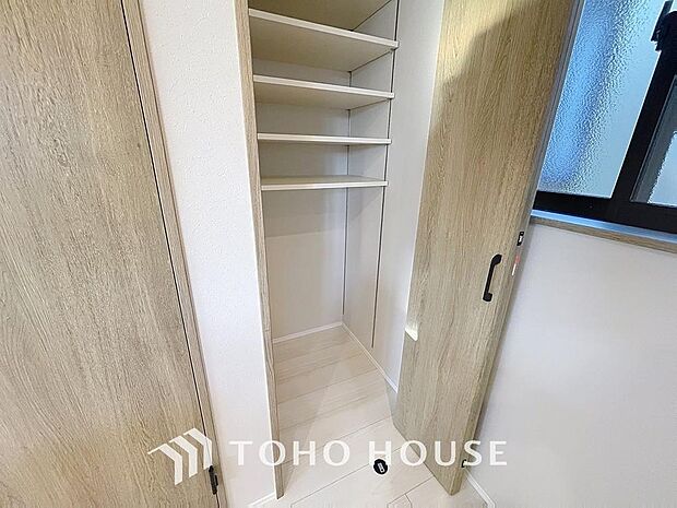 「キッチン・パントリー収納」キッチン横にはパントリー収納を設置。効果的な日常備蓄ができ、日々の収納だけでなく、防災面での備えとしても有効活用できます。