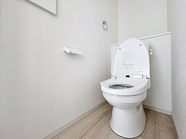 「温水洗浄便座付きトイレ」トイレは快適な温水洗浄便座付です。清潔感のあるホワイトで統一しました。いつも清潔な空間であって頂けるよう配慮された造りです。