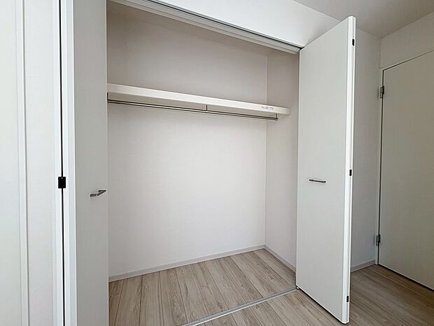 「収納」居室にはクローゼットを完備し、自由度の高い家具の配置が叶うシンプルな空間です。お子様の成長と必要になる子供部屋を与えるにはぴったりの間取りですね。