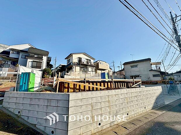 「現況」今日も、明日も、この街で、きっと誰かがしあわせになる物語が描かれていくはずです。同じ風景が毎日365日、まったく違う顔を見せてくれる。爽快な風も毎日やさしく頬をなででくれます。