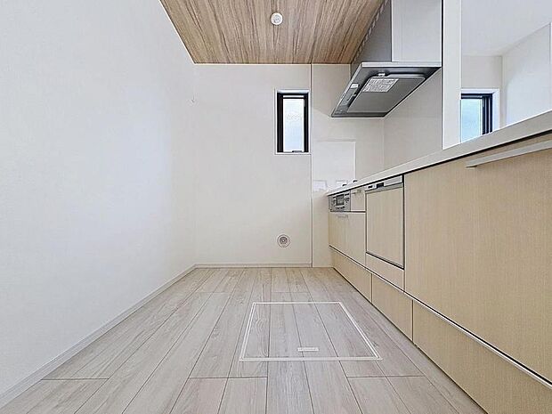 「対面式キッチン仕様」キッチンスペースは、ゆとりの広さを確保。開放的な対面式キッチンなので、ご家族との会話を楽しうことはもちろん、お子様を見守りながら家事時間を進められます。